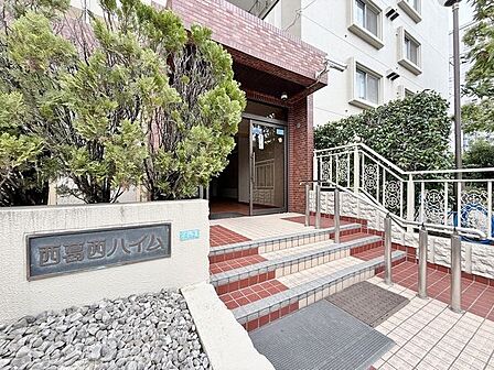 「エントランス入口」植栽もお手入れがしっかりとされており、美しい外観のポイントになっています。
