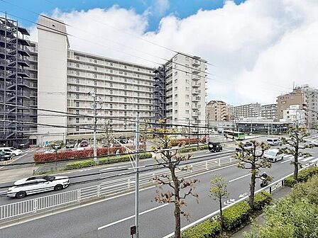 「眺望」穏やかな街並みを一望しながら、爽やかな風と柔らかく降り注ぐ陽光を感じて頂けます。