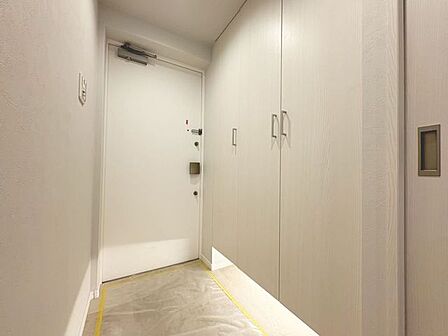 「玄関」家の中でお客様を迎える最初の場所である玄関。豊富な玄関収納で、常に綺麗に保つことが出来ます。
