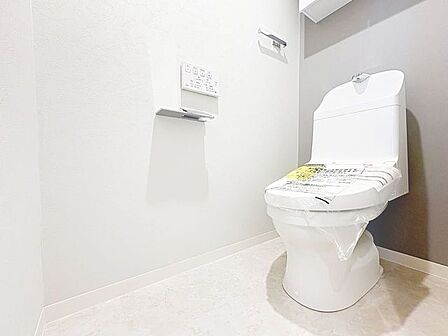 「温水洗浄便座付きトイレ」トイレは快適な温水洗浄便座付です。清潔感のあるホワイトで統一しました。いつも清潔な空間であって頂けるよう配慮された造りです。