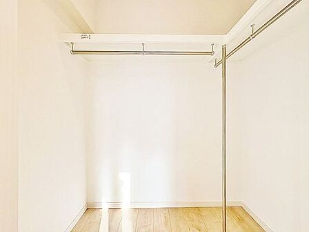 「収納完備」居室には収納スペースを完備し、自由度の高い家具の配置が叶うシンプルな空間です。