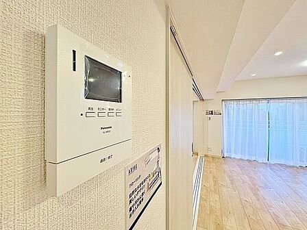 「見える安心・TVモニター付きインターホン」誰が来てもわかる様にモニター付きインターホンを設置。家事導線を考慮した個所に設置し、防犯性と利便性に優れ快適と安らぎを合わせた優しい設計。