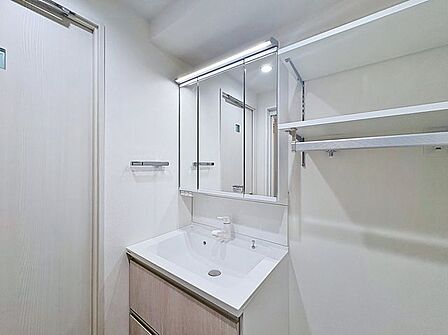 「リフォーム済・洗面台」大きな鏡で朝の準備もばっちり。収納も多く、洗剤など日用品の保管にも便利です。