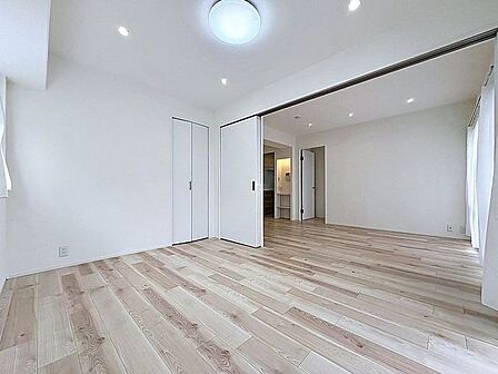 「開放感に満たされる・家族の和み空間」ホワイトの壁紙に柔らかな印象のメープルのフローリング。明るくナチュラルな心地の良い空間となっております。
