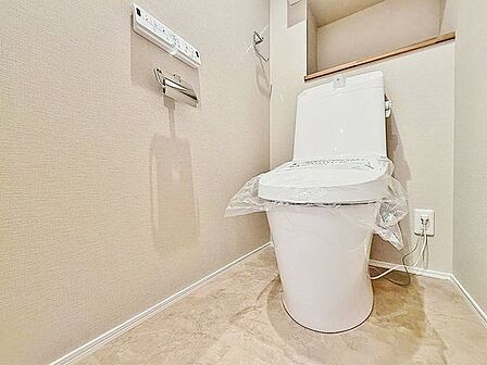 「温水洗浄便座付きトイレ」トイレは快適な温水洗浄便座付です。清潔感のあるホワイトで統一しました。いつも清潔な空間であって頂けるよう配慮された造りです。