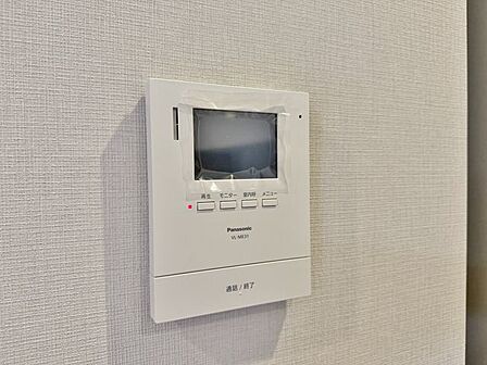 「見える安心・TVモニター付きインターホン」誰が来てもわかる様にモニター付きインターホンを設置。家事導線を考慮した個所に設置し、防犯性と利便性に優れ快適と安らぎを合わせた優しい設計。