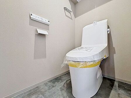 「温水洗浄便座付きトイレ」トイレは快適な温水洗浄便座付です。清潔感のあるホワイトで統一しました。いつも清潔な空間であって頂けるよう配慮された造りです。