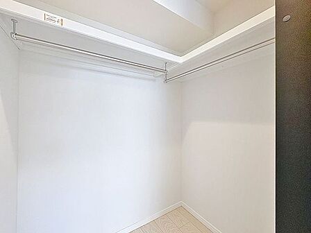 「ウォークインクローゼット」たっぷりと荷物が入るよう、ウォークインクローゼットを完備いたしました。