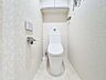トイレ：「温水洗浄便座付きトイレ」トイレは快適な温水洗浄便座付です。清潔感のあるホワイトで統一しました。いつも清潔な空間であって頂けるよう配慮された造りです。
