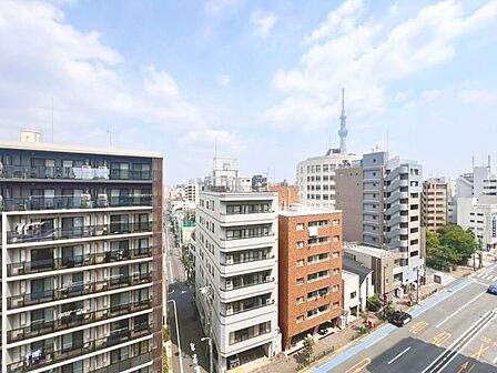 「眺望」穏やかな街並みを一望しながら、爽やかな風と柔らかく降り注ぐ陽光を感じて頂けます。