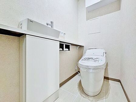 「温水洗浄便座付きトイレ」トイレは快適な温水洗浄便座付です。清潔感のあるホワイトで統一しました。いつも清潔な空間であって頂けるよう配慮された造りです。