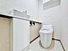 トイレ：「温水洗浄便座付きトイレ」トイレは快適な温水洗浄便座付です。清潔感のあるホワイトで統一しました。いつも清潔な空間であって頂けるよう配慮された造りです。