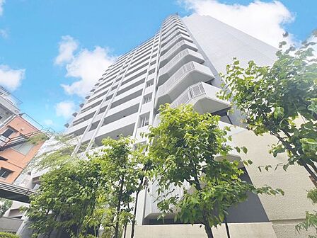 「イニシア江北駅前」10階部分の角部屋マンション。大切なペットと暮らせる快適空間。心地良く暮らしを彩る充実のライフスタイルを。歩いていける距離に、教育施設やお買い物施設が揃う街並み。
