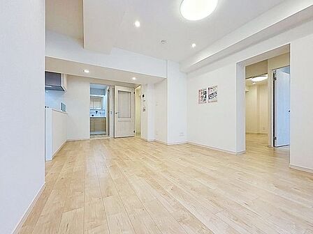 「インテリア映えする内装。」お部屋全体が優しく柔らかな色合いとなっていて、お家時間を穏やかに過ごせる空間が広がっています。