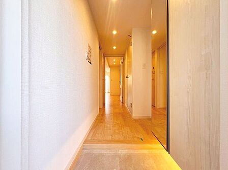 「姿見ミラー付きの玄関」シンプルモダンな玄関にはお洒落な玄関マットなどアクセントを足すことで素敵な玄関空間に。