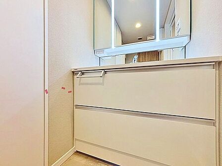 「リフォーム済・洗面台」大きな鏡で朝の準備もばっちり。収納も多く、洗剤など日用品の保管にも便利です。