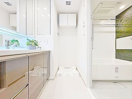 「パウダールーム」落ち着いた空間を演出するカラーと、ゆったり落ち着いてお使い頂ける広さが魅力のパウダールーム。居室からも独立しており、プライベート空間を保ちます。