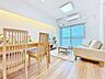 リビング/ダイニング：「団欒の場」忙しい朝でも、しっかり家族が揃って食事をして頂けるゆとりある大きさのダイニングスペース。手料理をテーブルで囲む素敵な時間を存分に愉しんで下さい。