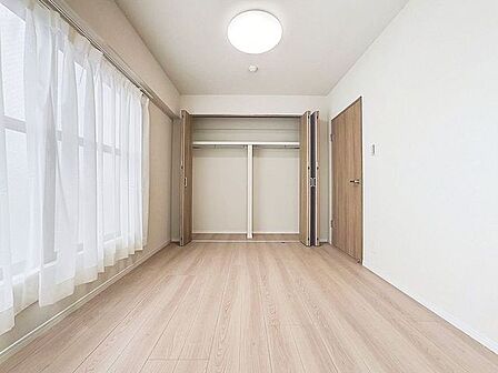 「収納付き居室」各居室にはクローゼットを完備し、家具の配置にも困らない設計がされており、採光と室内のバランスが絶妙です。