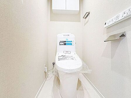 「ウォシュレット機能付き」優れた節水効果や汚れが付きにくい便座など、ほしかった機能が揃ったウォシュレット一体型トイレです。収納に便利な吊戸棚を備え付けています。