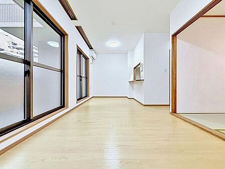 「南向き。陽当り良好。」大きな窓辺からの日差しが暖かい室内は、自然と住まう人の気分も明るくなり、リビングでの素敵なワンシーンが演出されます。