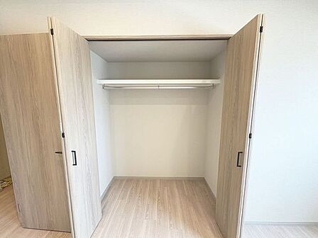 「収納」収納の多さも魅力です。使い勝手の良い収納棚を設置しております。居住スペースを充分に確保することができる為、ゆとりある室内で、ゆっくりとご寛ぎいただけます。