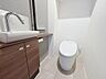 トイレ：「温水洗浄便座付きトイレ」トイレは快適な温水洗浄便座付です。清潔感のあるホワイトで統一しました。いつも清潔な空間であって頂けるよう配慮された造りです。