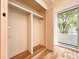 「スッキリ収納の居室」大きなクローゼットには季節ものの洋服などを収納できるので、お部屋はすっきり広々と使うことができます。