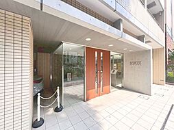 「エントランス入口」気品を感じることのできるエントランス部分。様々な居住者様への配慮がなされているので、安心して快適にお使いいただけます。