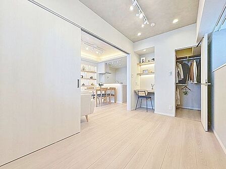 「リビング横居室」特に小さなお子様がいるとリビングと居室が続き間であることが人気です。生活の中心であるリビングと子供と過ごす空間がすぐそばにあるといつも目が届くものです。