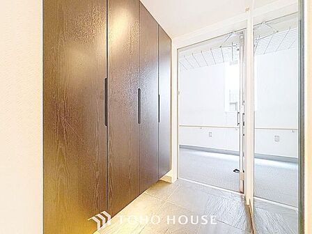 「玄関」家の中でお客様を迎える最初の場所である玄関。豊富な玄関収納で、常に綺麗に保つことが出来ます。