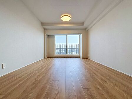 「南西向き。陽当り良好。」大きな窓辺からの日差しが暖かい室内は、自然と住まう人の気分も明るくなり、リビングでの素敵なワンシーンが演出されます。