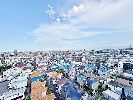 「10階からのの眺望」日々の生活にゆとりと心地良さをもたらしてくれる眺望のお部屋。ここに住まう方にのみ許される憩いの場所です。