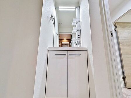 「洗面台」白を基調とし、機能的でスッキリとした印象の洗面台になっています。