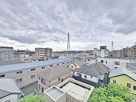 「眺望」穏やかな街並みを一望しながら、爽やかな風と柔らかく降り注ぐ陽光を感じて頂けます。