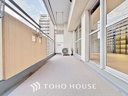 「バルコニー」都市型生活をより快適にコーディネートするかのように、周りの情景とマッチしたバルコニー。住まうご家族の心地よさを最優先したバルコニーでは様々な時間を楽しめます。