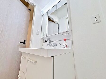 「シャワー機能付きの洗面台」シャワー機能付きの洗面台にはワイドな三面鏡、使いやすい横長ボウル、スマートに収まる収納と充実しています。あわただしい朝の洗面タイムに心強い設備です。
