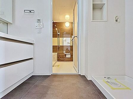 「洗面所」明るく清潔感のある色調で纏められた洗面室は、機能性に富んだ三面鏡と使い勝手の良い収納を完備した洗面台を設置しております。