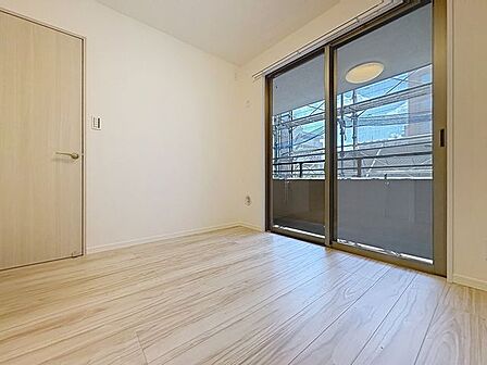 「バルコニーに面した居室」主寝室は十分な広さに加えて、快適に目覚められるよう、大きな採光窓を設けました。