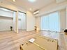 室内：「リビングにエアコン設置されています！」エアコン付きなので、入居初日から快適に生活していただけます。