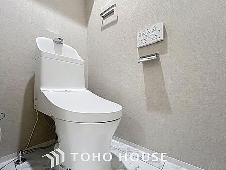 「リフォーム済・トイレ」トイレは快適な温水洗浄便座付です。清潔感のあるホワイトで統一しました。いつも清潔な空間であって頂けるよう配慮された造りです。