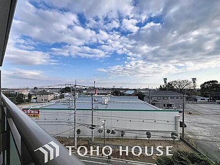 「穏やかな街並みの眺望」穏やかな街並みを一望しながら、爽やかな風と柔らかく降り注ぐ陽光を感じて頂けます。心地良い開放感が暮らしにゆとりと充足感をもたらします。