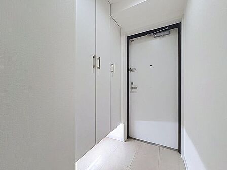 「玄関」家の中でお客様を迎える最初の場所である玄関。豊富な玄関収納で、常に綺麗に保つことが出来ます。