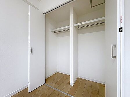 「収納豊富」収納の多さも魅力です。使い勝手の良い収納を豊富に設置しております。居住スペースを充分に確保することができる為、ゆとりある室内で、ゆっくりとご寛ぎいただけます。