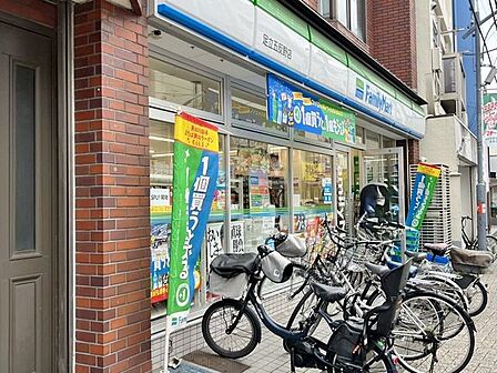 徒歩11分。ファミリーマート足立五反野店 850m