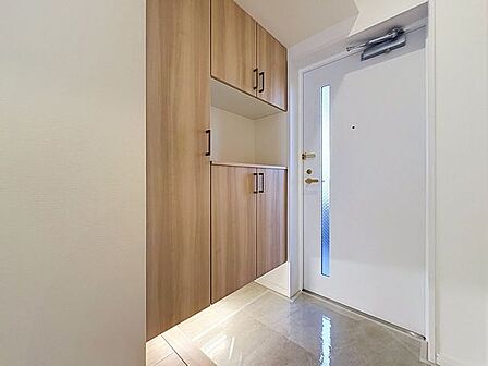 「玄関」家の中でお客様を迎える最初の場所である玄関。豊富な玄関収納で、常に綺麗に保つことが出来ます。