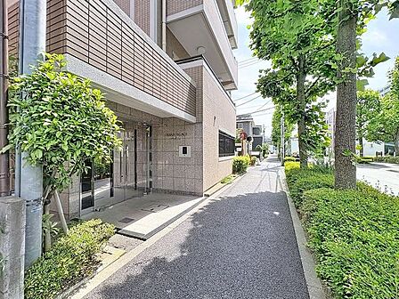「エントランス入口」植栽もお手入れがしっかりとされており、美しい外観のポイントになっています。