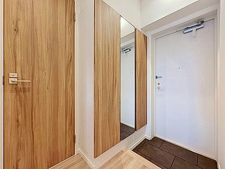 「ミラー付き玄関・お出かけ前の身だしなみチェック」広がりのある空間感 。大きな鏡は玄関に空間を作り出し、広がりを感じさせ玄関に鏡を設置することで、自分の身だしなみを確認することができます。