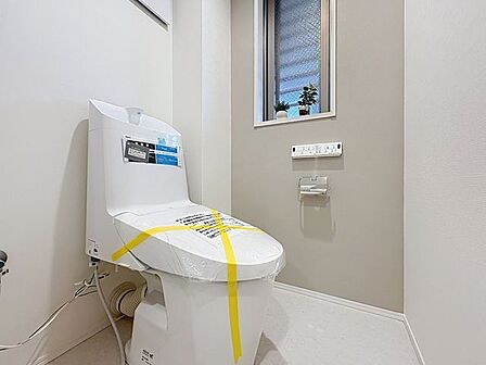 「温水洗浄便座付きトイレ」トイレは快適な温水洗浄便座付です。清潔感のあるホワイトで統一しました。いつも清潔な空間であって頂けるよう配慮された造りです。