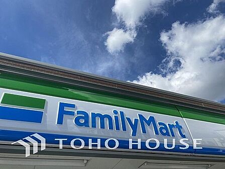 徒歩10分。ファミリーマート市川北方二丁目店 740m